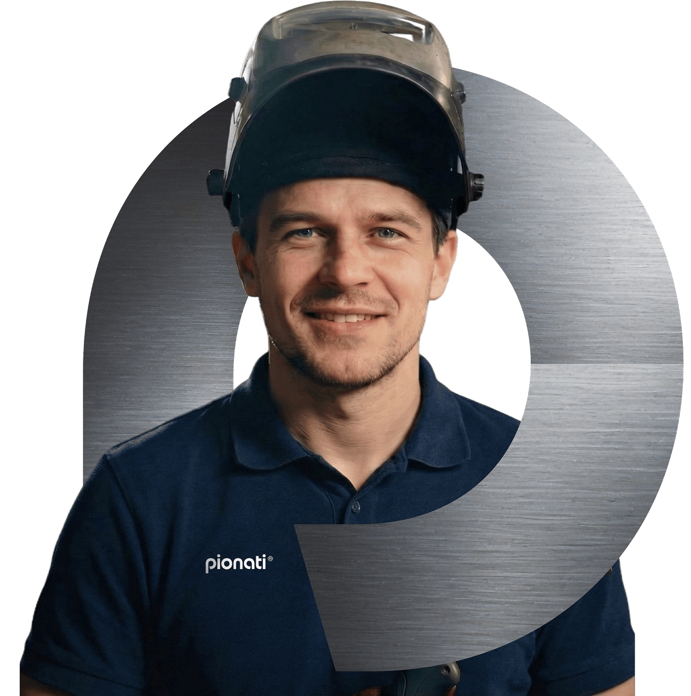 Porträt eines lächelnden männlichen Mitarbeiters im blauen Poloshirt und Schweißer-Schutzmaske vor grafischem Pionati-Logo.