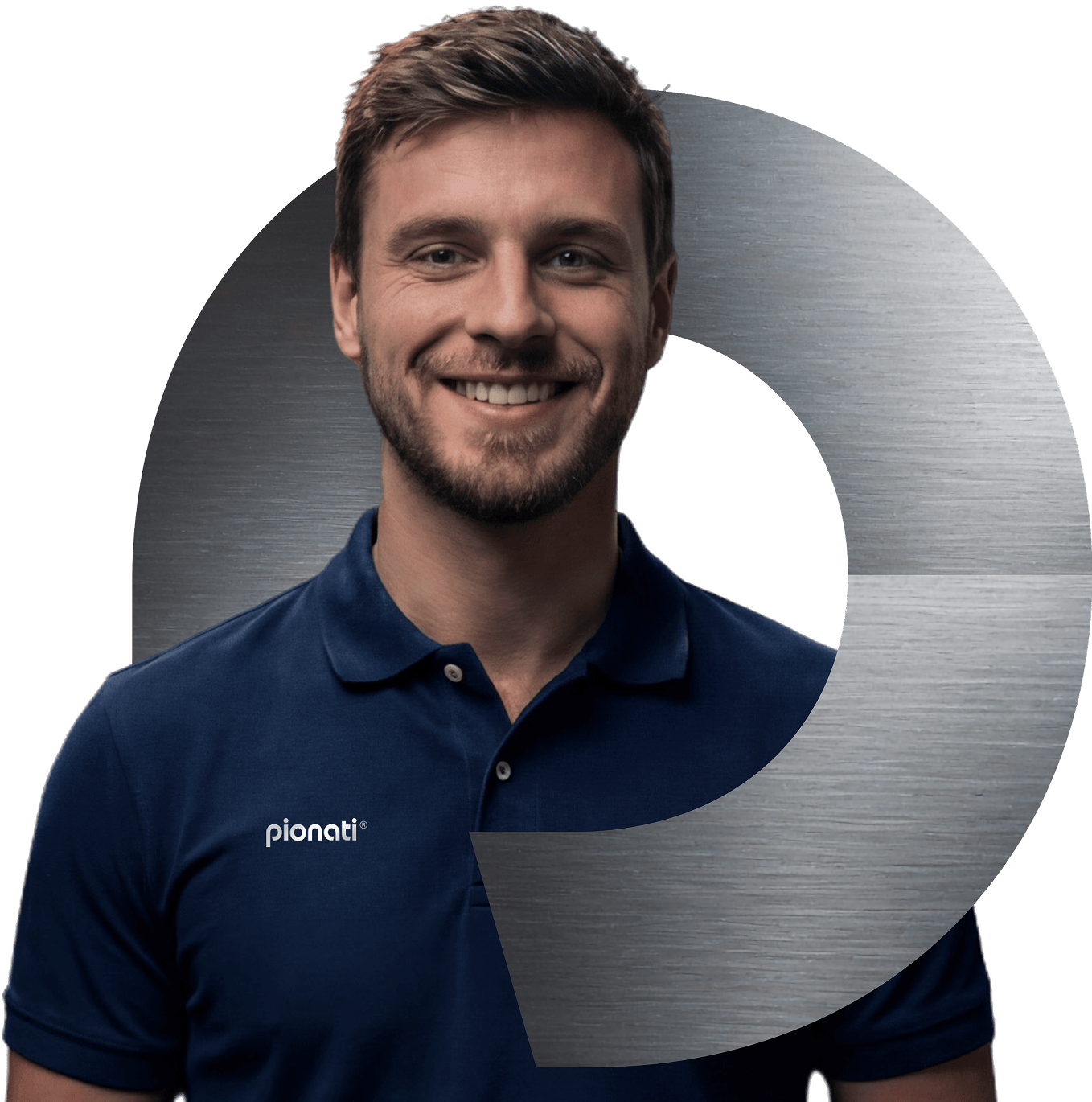 Porträt eines lächelnden männlichen Mitarbeiters im blauen Poloshirt vor grafischem Pionati-Logo.