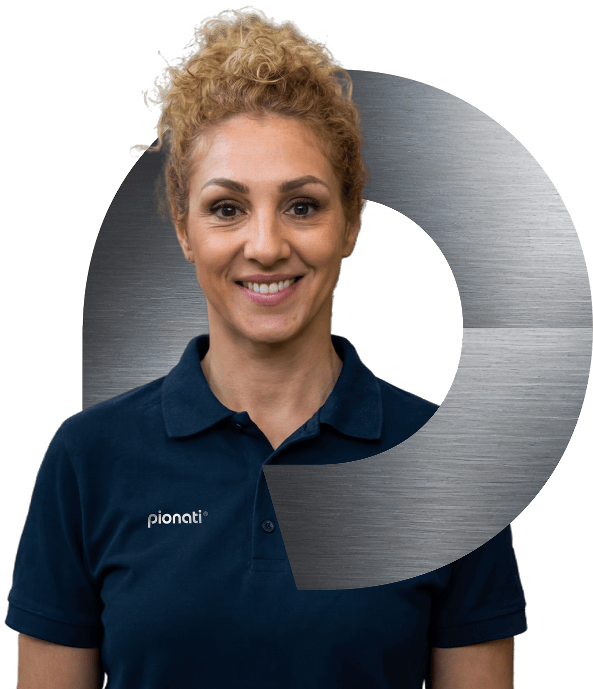 Porträt einer lächelnden weiblichen Mitarbeiterin im blauen Poloshirt vor grafischem Pionati-Logo.